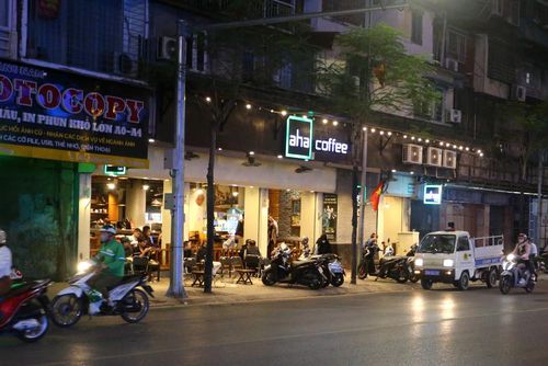Ban ngày lộn xộn là vậy, nhưng khi đêm xuống, tình trạng vi phạm trật tự đô thị trên các tuyến phố này không những không giảm mà còn diễn biến phức tạp hơn