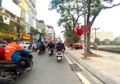 Ngay đầu phố Tôn Thất Tùng, mặc dù có biển báo tuyến phố "Không được kinh doanh buôn bán trên hè phố - Cấm để xe đạp, xe máy, đỗ ô tô trên hè phố lòng đường" nhưng thực tế lại khác