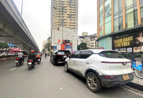 Sau phố Tôn Thất Tùng là phố Phạm Ngọc Thạch, hàng loạt xe ô tô dừng đỗ vô tội vạ chờ đón khách ở khu vực Vincom Phạm Ngọc Thạch