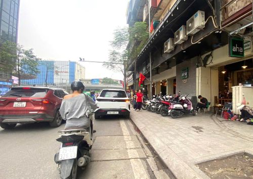 Quán cà phê Aha số 101 Tôn Thất Tùng, hàng loạt bàn ghế cùng xe máy chiếm dụng kín vỉa hè