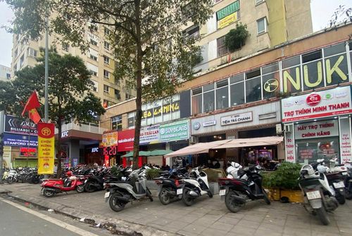 Các khu vực tập trung nhiều quán cà phê, bàn ghế được bày biện tràn lan, nhiều đoạn vỉa hè bị biến thành bãi đỗ xe máy