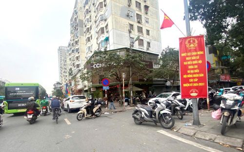Các phương tiện dừng đỗ trái phép cùng với việc hàng quán lấn chiếm không gian công cộng