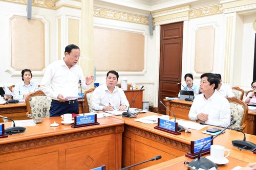  Đồng chí Nguyễn Văn Thọ, Ủy viên Ban Thường vụ Thành ủy, Phó Chủ tịch Thường trực HĐND TPHCM, Phó Chủ tịch Thường trực Ủy ban Bầu cử TPHCM phát biểu. Ảnh: VĂN MINH 