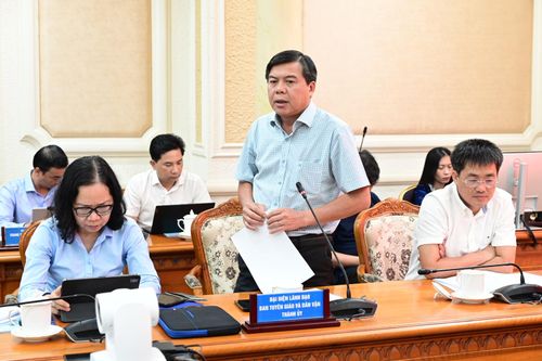  Đồng chí Tăng Hữu Phong, Phó Trưởng Ban Tuyên giáo và Dân vận Thành ủy TPHCM phát biểu. Ảnh: VĂN MINH 