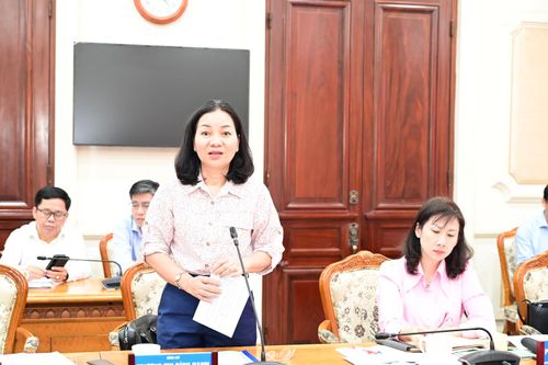  Đồng chí Trương Thị Bích Hạnh, Ủy viên Ban Thường vụ Thành ủy, Phó Chủ tịch Thường trực Ủy ban MTTQ Việt Nam TPHCM phát biểu. Ảnh: VĂN MINH 
