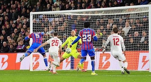 Crystal Palace hoàn toàn áp đảo đội bóng đến từ Bosnia.