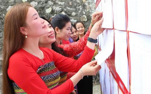 Việc niêm yết danh sách cử tri được thực hiện công khai để người dân theo dõi, kiểm tra, góp phần bảo đảm tính chính xác