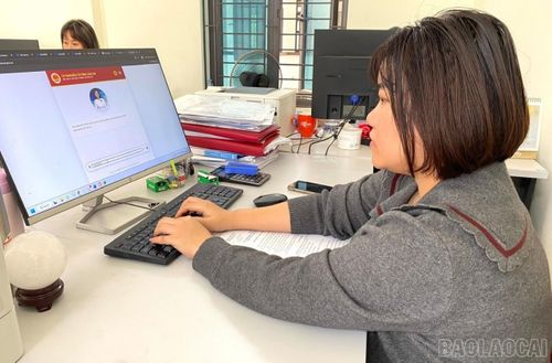 Cán bộ Sở Khoa học và Công nghệ tỉnh Lào Cai truy cập vào phần mềm robot hỗ trợ, tra cứu thông tin bầu cử.