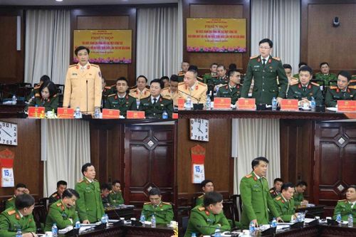Công an thành phố rà soát, đánh giá công tác bảo đảm an ninh, trật tự phục vụ cuộc bầu cử. Ảnh: PV