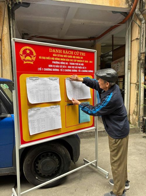Niêm yết danh sách cử tri tại khu vực bỏ phiếu số 21, phường Hồng Hà. Ảnh: Trung Nguyên