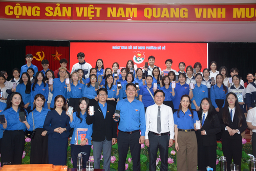 Các cử tri trẻ phường Bồ Đề tham dự Cuộc thi tìm hiểu bầu cử đại biểu Quốc hội và đại biểu HĐND các cấp.