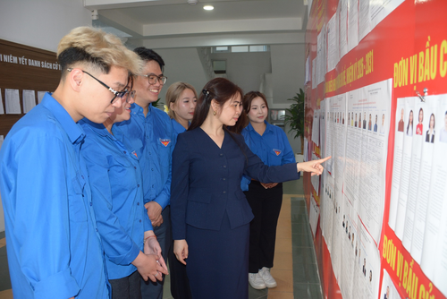 Luật sư Lưu Thị Ngọc Lan, Văn phòng Luật sư Hà Lan và cộng sự hướng dẫn các cử tri phương thức bầu cử.
