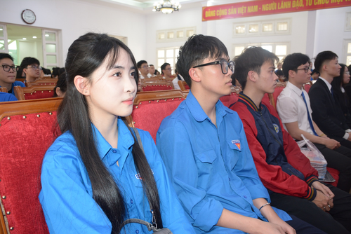 Các cử tri trẻ theo dõi phần giới thiệu của Luật sư Nguyễn Văn Hà.
