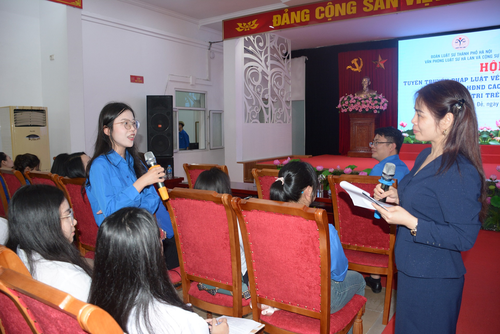 Đan xen nội dung tuyên truyền là các phần giao lưu, nhằm kiểm tra nhận thức pháp luật về bầu cử của các bạn trẻ.