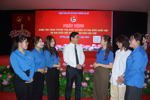 Các đại biểu trao đổi bên lề hội nghị.