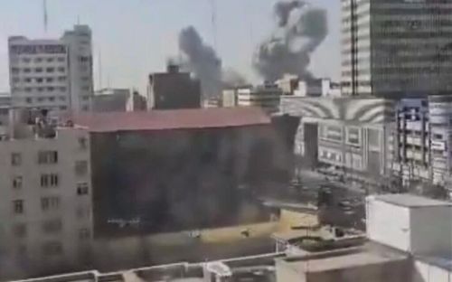 Khói bốc lên từ một mục tiêu bị Israel tấn công ở Tehran. Ảnh: TIMES OF ISRAEL