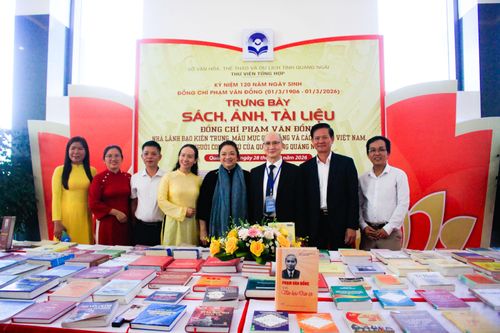  Khu trưng bày sách, ảnh, tài liệu về đồng chí Phạm Văn Đồng. Ảnh: NGUYỄN TRANG 