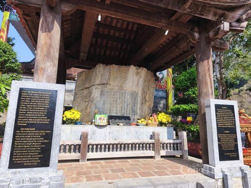Bia đá tại Đền thờ Vua Lê Thái Tổ mang đậm giá trị về lịch sử và văn hóa.