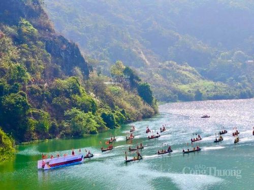 Đoàn rước kiệu bộ, đoàn rước linh thiêng dưới sông Đà.