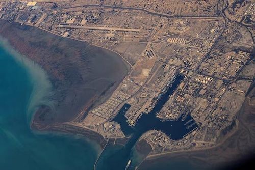  Ảnh chụp từ trên không bờ biển Iran và cảng Bandar Abbas ở Eo biển Hormuz vào năm 2023. Ảnh: Reuters.