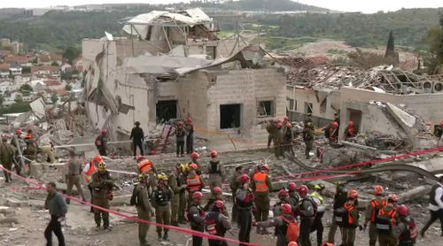  Đội cứu hộ giải cứu người thiệt mạng và bị thương ở Beit Shemesh, Israel, chiều 1/3. Ảnh: Reuters