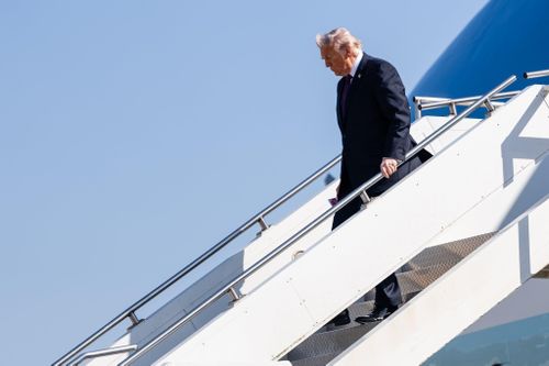 Tổng thống Trump bước xuống máy bay ngày 1/3. Ông Trump cho biết chiến dịch chống Iran có thể dẫn đến thương vong cho người Mỹ. Ảnh: New York Times