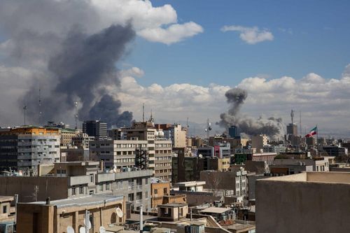 Khung cảnh tại Tehran ngày 1/3 sau khi bị Israel không kích. Ảnh: NYT