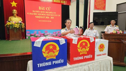  Cử tri bỏ phiếu sớm tại khu vực bỏ phiếu số 1 (phường Phước Thắng). Ảnh: NGUYỄN NAM 