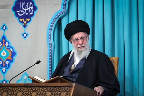 Lãnh tụ tối cao Iran Ayatollah Ali Khamenei tham dự một sự kiện tôn giáo tại thủ đô Tehran vào ngày 19/2/2026 (ngày đầu tiên của tháng Ramadan). Sáng 1/3, truyền hình nhà nước Iran chính thức xác nhận ông Khamenei đã qua đời, sau khi Mỹ tuyên bố ông đã thiệt mạng trong các cuộc không kích do Washington tiến hành nhằm vào nước này. Ảnh: Văn phòng Lãnh tụ tối cao Iran/AFP