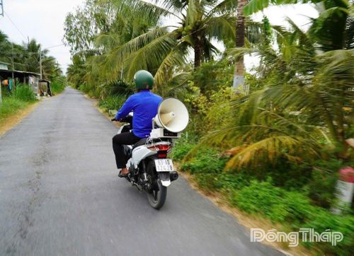 Loa di động tuyên truyền khắp các khu dân cư.
