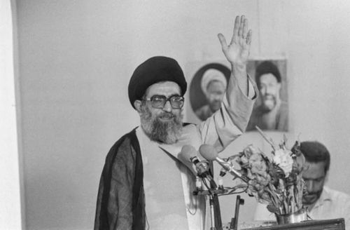 Lãnh tụ Tối cao Iran Ali Khamenei vẫy tay chào đám đông trong Lễ cầu nguyện ngày thứ Sáu tại Tehran, ngày 17/7/1989. Ảnh: Reuters