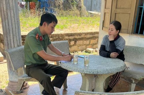 Công an xã Hàm Tân đến từng nhà rà soát, kiểm tra cư trú phục vụ công tác bầu cử.