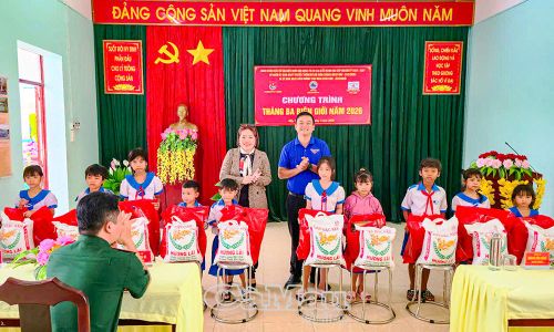  Ban Tổ chức chương trình trao tặng 30 phần quà cho học sinh và người dân phường Hiệp Thành.
