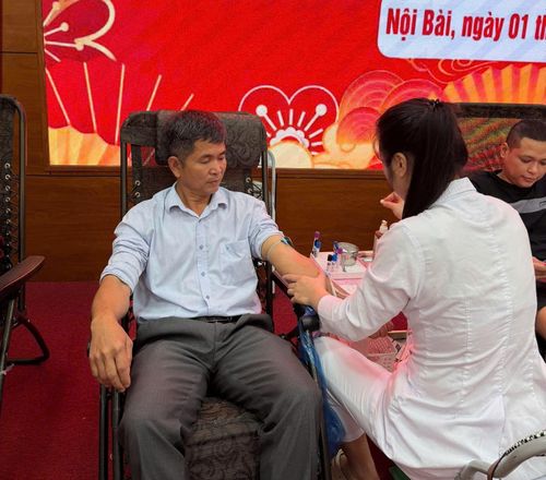 Nhiều người dân tích cực tham gia hiến máu tình nguyện. Ảnh: Ngọc Lan