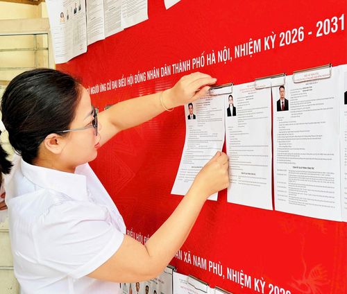Xã Nam Phù đã hoàn thành việc niêm yết danh sách chính thức và tiểu sử tóm tắt những người ứng cử đại biểu Quốc hội khóa XVI và đại biểu HĐND các cấp nhiệm kỳ 2026-2031 tại 16 khu vực bỏ phiếu. Ảnh: Phương Xuyến