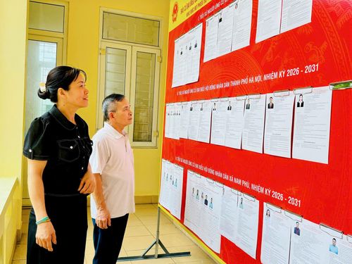 Tổ bầu cử đã khẩn trương thực hiện việc niêm yết công khai danh sách đúng quy định. Ảnh: Phương Xuyến