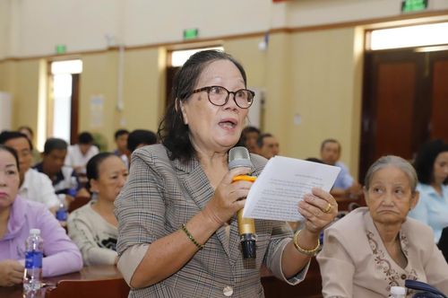 Cử tri phường Tân Châu phát biểu ý kiến. (ảnh: P.H)