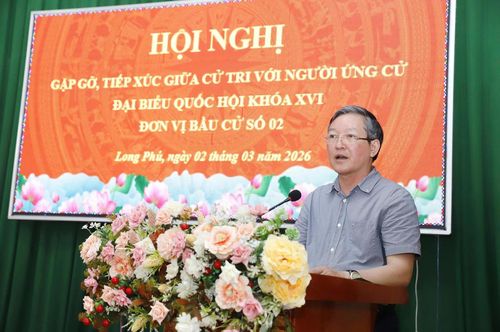 Ông Lương Quốc Đoàn phát biểu trước cử tri phường Long Phú, tỉnh An Giang. (ảnh: P.H)