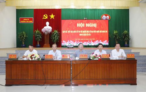 Ông Lương Quốc Đoàn cùng các ứng cử viên ĐBQH khóa XVI, đơn vị bầu cử số 2, tỉnh An Giang gặp gỡ, tiếp xúc cử tri tại phường Tân Châu. (ảnh: P.H)