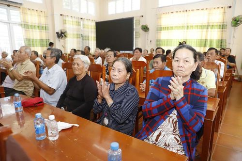 Các cử tri phường Long Phú, tỉnh An Giang tham dự hội nghị. (ảnh: P.H)