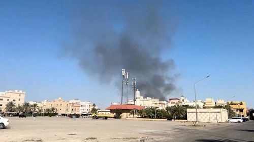 Khói bốc lên từ khu vực xung quanh Đại sứ quán Mỹ sau một cuộc tấn công ở Bayan, Kuwait, ngày 2/3. Ảnh: Reuters