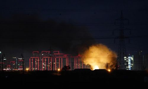 Lửa bốc lên gần sân bay Erbil, miền bắc Iraq ngày 2/3. Ảnh: Reuters.