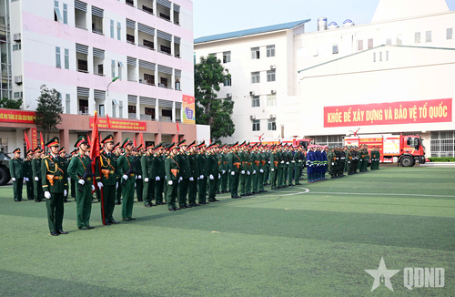 Quang cảnh lễ ra quân huấn luyện. 