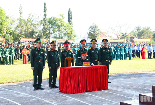 Các cơ quan, đơn vị ký kết giao ước thi đua. 