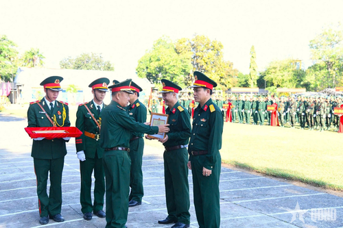  Thiếu tướng Nguyễn Quốc Hương, trao danh hiệu “Đơn vị vững mạnh toàn diện, mẫu mực, tiêu biểu” cho các tập thể tiêu biểu.