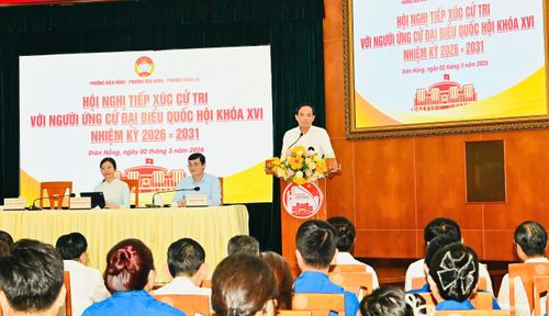  Bí thư Thành ủy TPHCM Trần Lưu Quang trao đổi với các cử tri. Ảnh: VIỆT DŨNG 