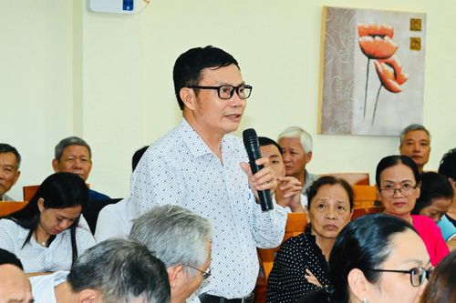  Cử tri nêu ý kiến đến các ứng cử viên. Ảnh: VIỆT DŨNG 