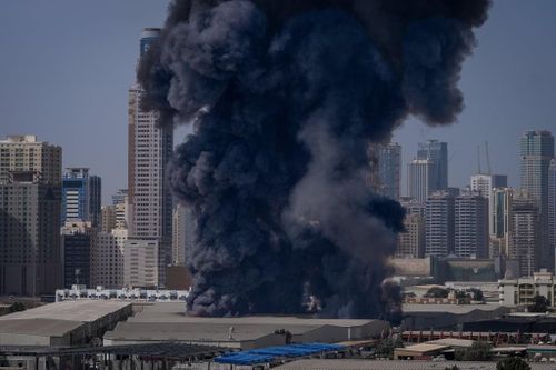 Một nhà kho tại khu công nghiệp ở thành phố Sharjah của UAE bị bắn trúng trong cuộc tấn công của Iran ngày 1/3. (Ảnh: AP)