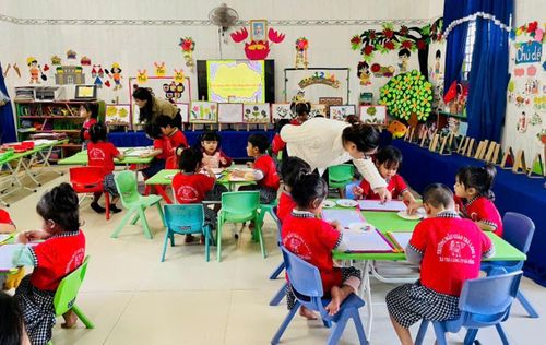 Cô và trò Trường Mẫu giáo Trà Leng trong một giờ học. Ảnh: NVCC.