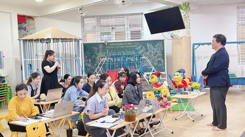 Giáo viên Trường Mầm non Ánh Dương trong một buổi tập huấn ứng dụng công nghệ trong thiết kế bài giảng. Ảnh: THU HÀ.